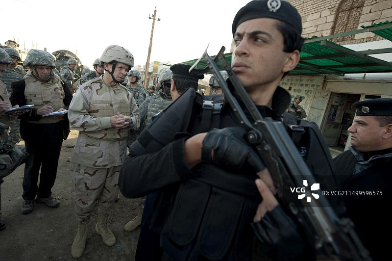 2009年12月19日,美国参谋长联席会议主席海军上将迈克·穆伦参观了伊拉克阿布格莱布的集市。穆伦和他的妻子黛博拉与网球明星安娜·库尔尼科娃、喜剧演员戴夫·阿特尔、网球教练尼古拉斯·博利泰利和音乐家比利·雷·赛勒斯一起主持了劳军联合组织的节日部队访问,他们访问了阿富汗、伊拉克和德国的部队。图片素材