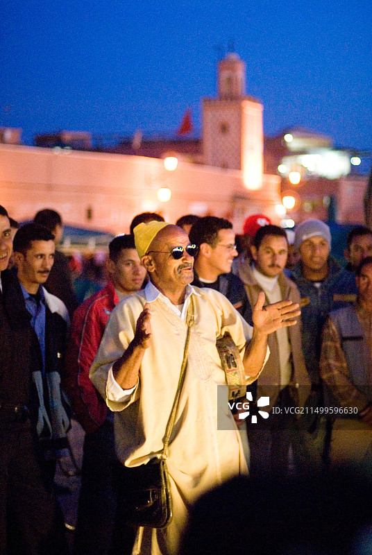 在马拉喀什德吉玛广场表演的街头艺人图片素材