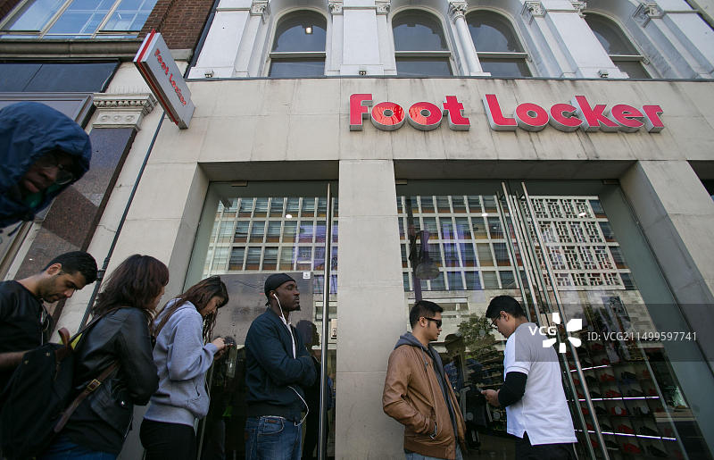 伦敦牛津街Foot Locker商店外排队购买限量版Adidas Yeezy Boost 350运动鞋的人群图片素材
