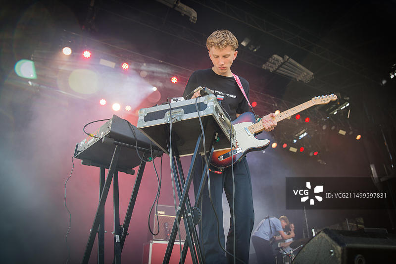 音乐家哈里·托德与英国音乐家乔丹·卡迪在挪威音乐节上现场表演图片素材