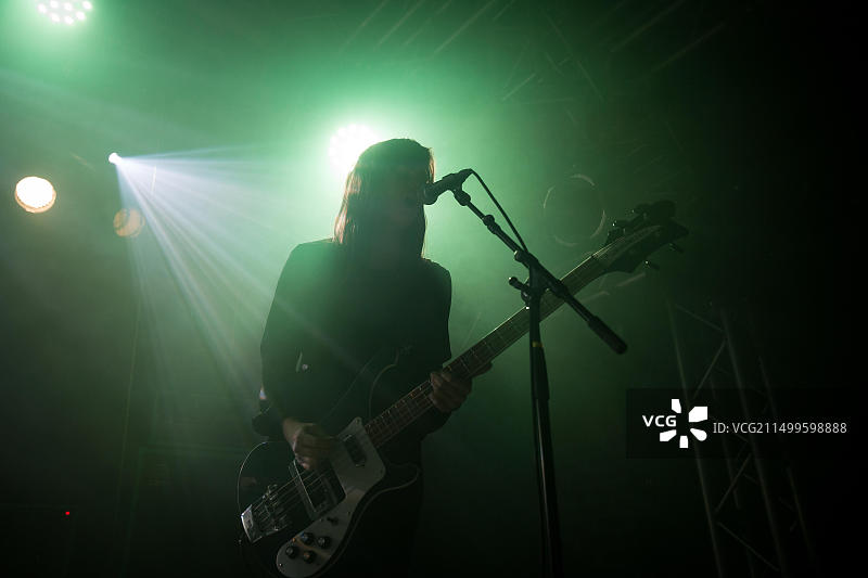 挪威噪音摇滚乐队The Megaphonic Thrift在卑尔根的Kvarteret举行现场音乐会。音乐家兼贝斯手LinnFrøkedal在舞台上现场演出。挪威，2015年3月28日。图片素材