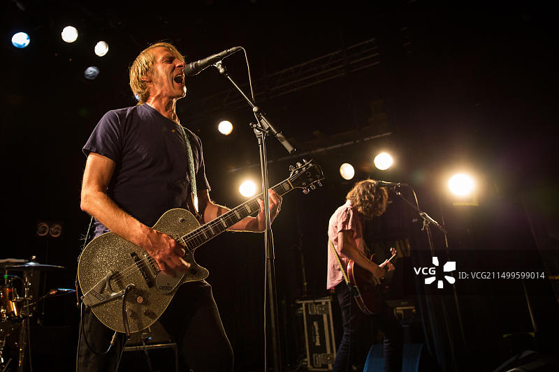 美国另类摇滚乐队Mudhoney在奥斯陆Parkteatret举行现场音乐会。歌手兼音乐家马克·阿姆在舞台上现场演出，挪威，2016年7月21日。图片素材