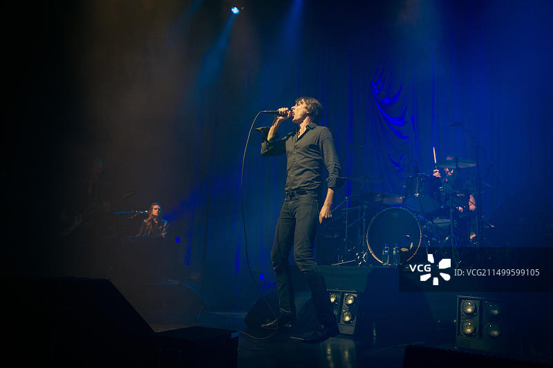 英国摇滚乐队山羊皮乐队在奥斯陆Sentrum Scene举行现场音乐会。歌手、词曲作者和音乐家布雷特·安德森在舞台上现场表演。挪威，2016年2月2日。图片素材