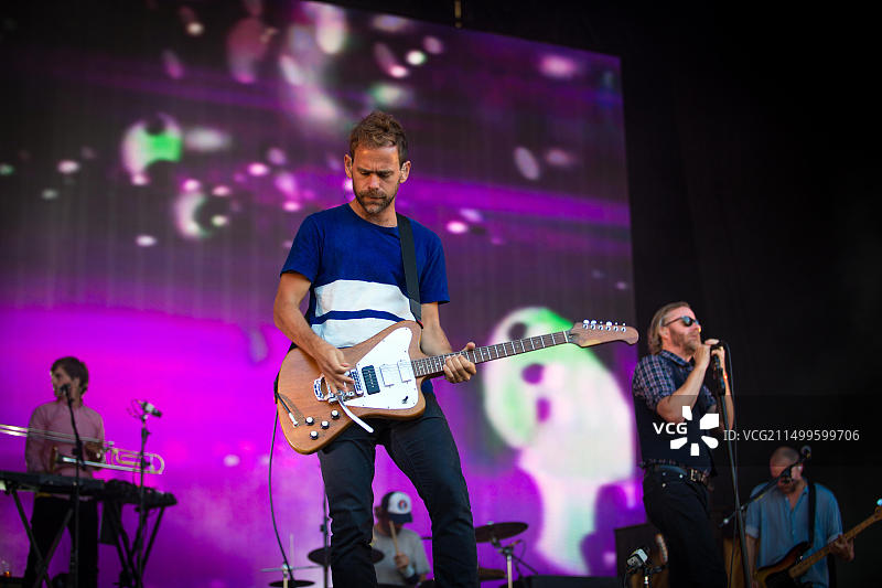 美国独立摇滚乐队The National在挪威音乐节现场音乐会演出，吉他手Aaron Dessner在舞台上现场表演图片素材
