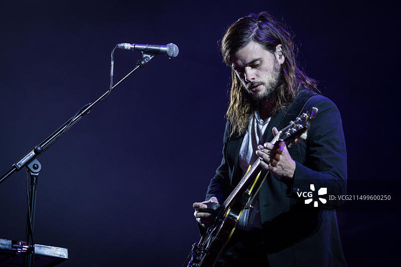 英国民谣摇滚乐队芒福父子在奥斯陆光谱剧场举行现场音乐会。音乐家温斯顿·马歇尔在舞台上现场演奏吉他。挪威，2016年10月5日。图片素材