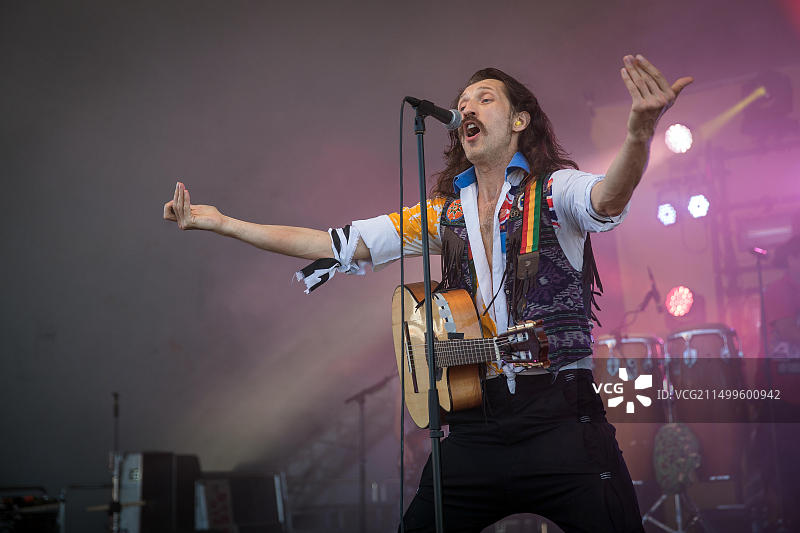 美国吉普赛朋克乐队Gogol Bordello在奥斯陆Sukkerbiten举办现场音乐会。图为乐队主唱兼音乐家尤金·许茨在舞台上的现场表演，挪威，2016年7月20日图片素材