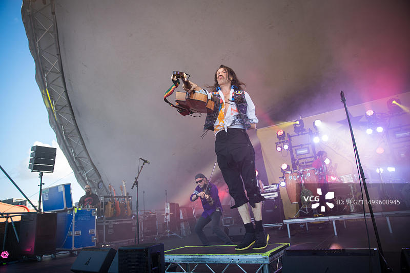 美国吉普赛朋克乐队Gogol Bordello在奥斯陆Sukkerbiten举办现场音乐会。图为乐队主唱兼音乐家尤金·许茨在舞台上的现场表演，挪威，2016年7月20日图片素材