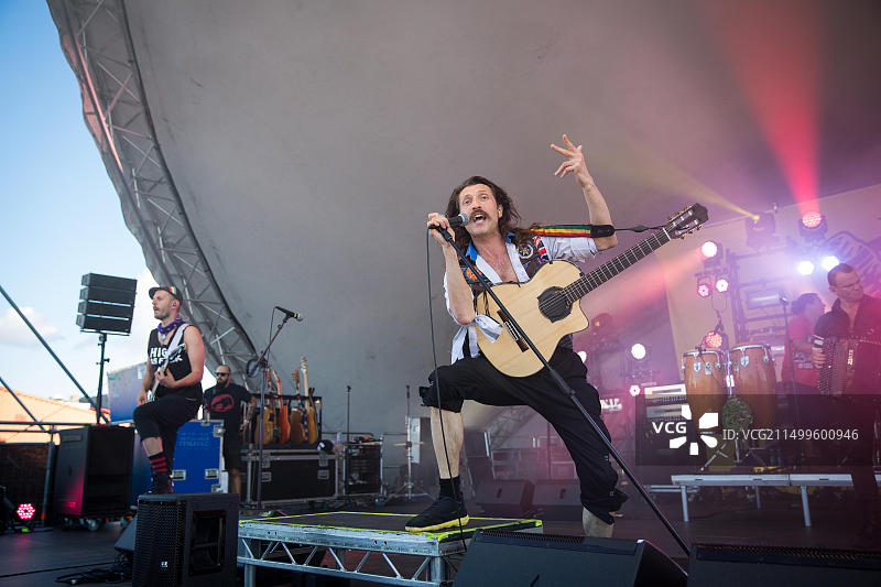美国吉普赛朋克乐队Gogol Bordello在奥斯陆Sukkerbiten举办现场音乐会。图为乐队主唱兼音乐家尤金·许茨在舞台上的现场表演，挪威，2016年7月20日图片素材