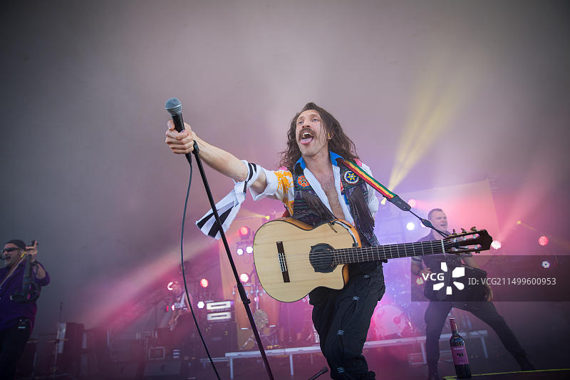 美国吉普赛朋克乐队Gogol Bordello在奥斯陆Sukkerbiten举办现场音乐会。图为乐队主唱兼音乐家尤金·许茨在舞台上的现场表演，挪威，2016年7月20日图片素材