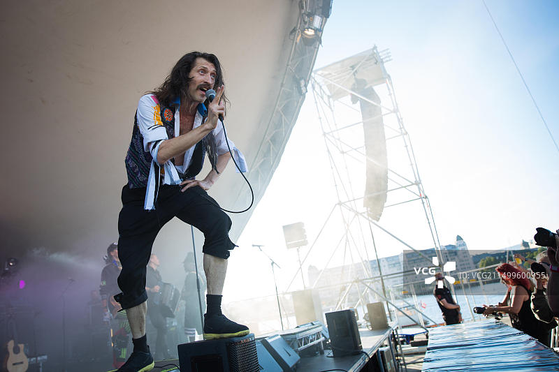 美国吉普赛朋克乐队Gogol Bordello在奥斯陆Sukkerbiten举办现场音乐会。图为乐队主唱兼音乐家尤金·许茨在舞台上的现场表演，挪威，2016年7月20日图片素材