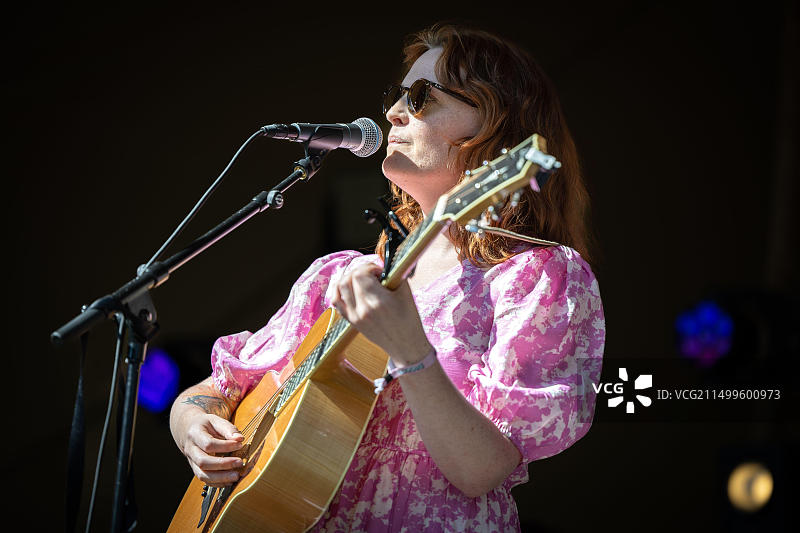 挪威音乐节Loaded 2023：挪威歌手Louien现场音乐会图片素材