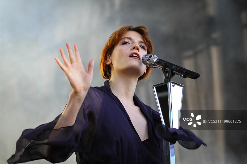 英国独立摇滚乐队Florence and the Machine在挪威音乐节现场表演，歌手兼词曲作者Florence Welch在舞台上现场演出。挪威，2012年8月8日图片素材