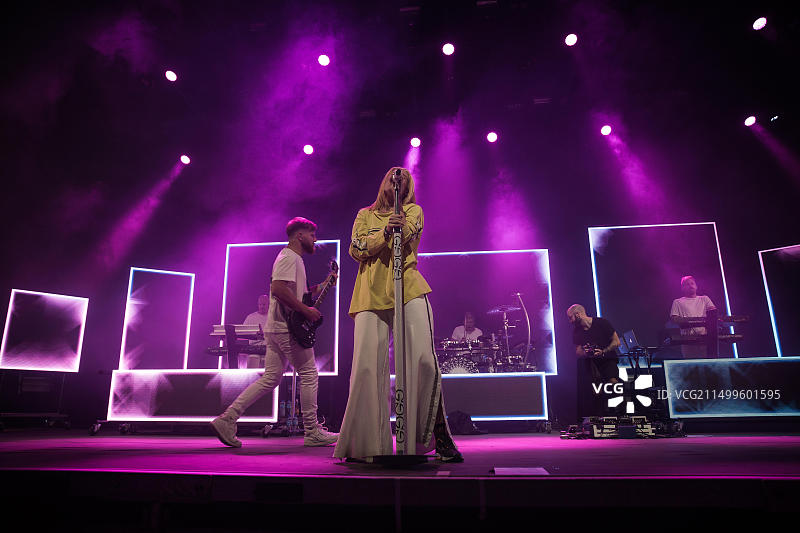 挪威音乐节上表演的挪威歌手Gabrielle Susanne Solheim Leithaug图片素材