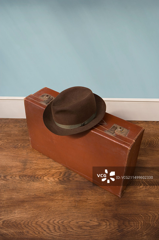 复古皮革手提箱和男士软呢帽图片素材