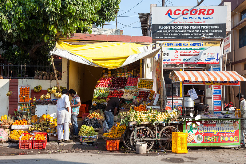 印度德拉敦街景：快餐、水果摊、旅行社图片素材