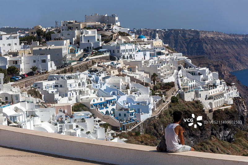 游客在圣托里尼费罗斯特法尼悬崖上欣赏白色建筑图片素材