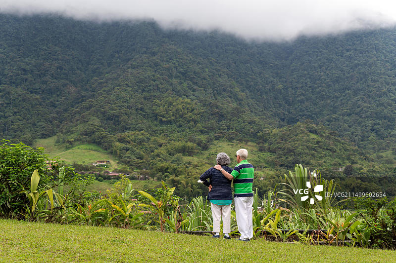 在厄瓜多尔明多云雾森林旅行时欣赏自然风光的老年夫妇图片素材
