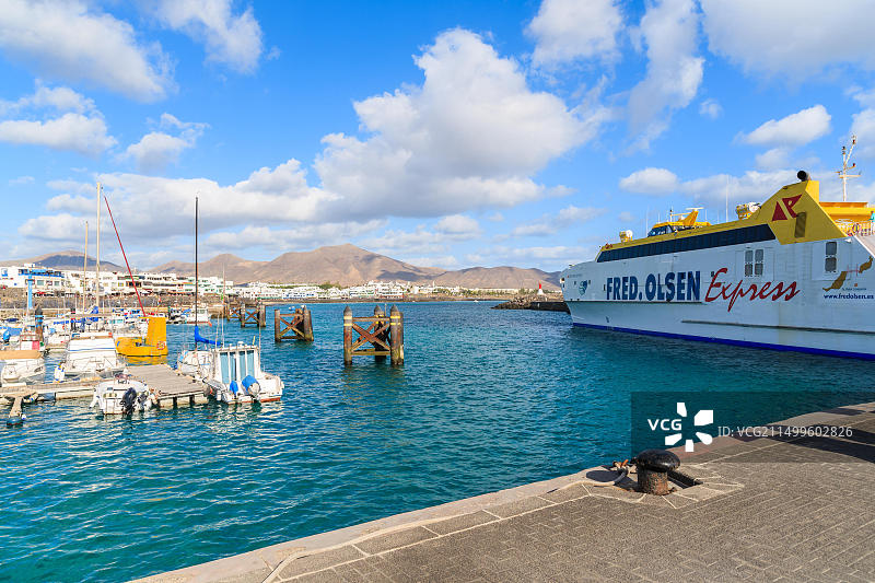 PLAYA BLANCA港口，LANZAROTE岛 - 2015年1月17日：阳光明媚的日子里，Fred Olsen渡轮在港口。许多游客使用渡轮往返于富埃特文图拉岛和兰萨罗特岛之间。图片素材