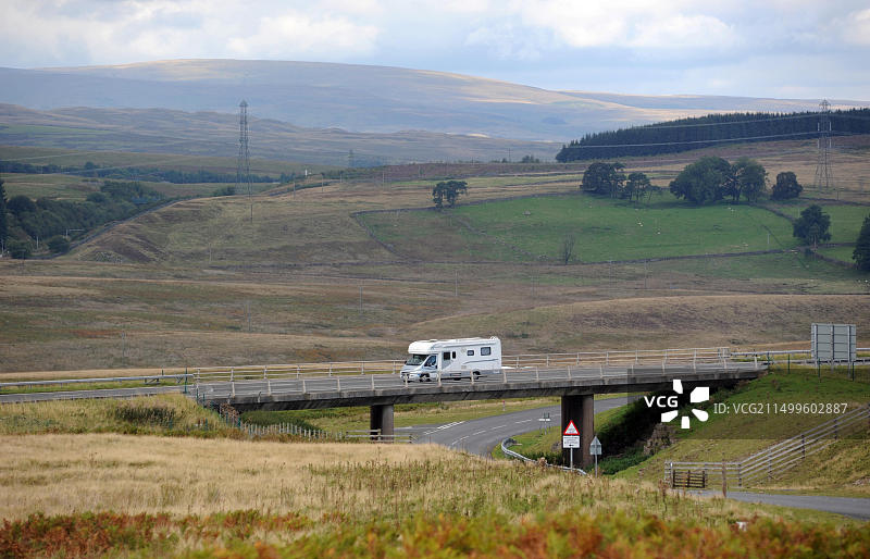 英国湖区M6高速公路上的房车图片素材
