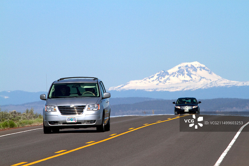 汽车行驶在美国20号公路俄勒冈州本德市以东图片素材