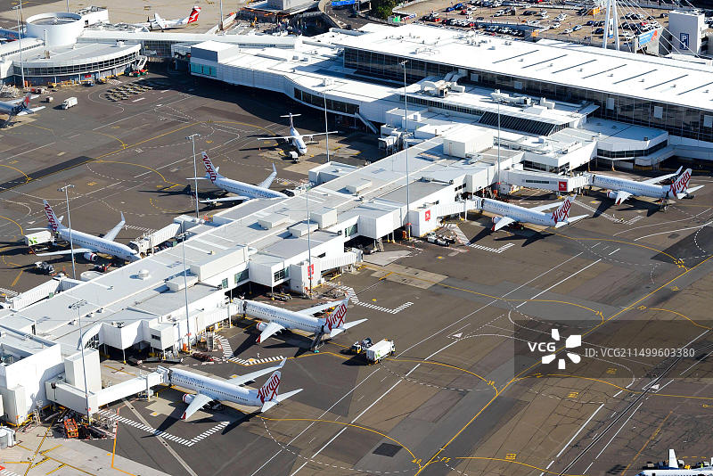 澳大利亚悉尼机场的维珍澳大利亚国内2号航站楼，拥有多架737飞机的旅客航站楼，澳大利亚国内航空旅行图片素材