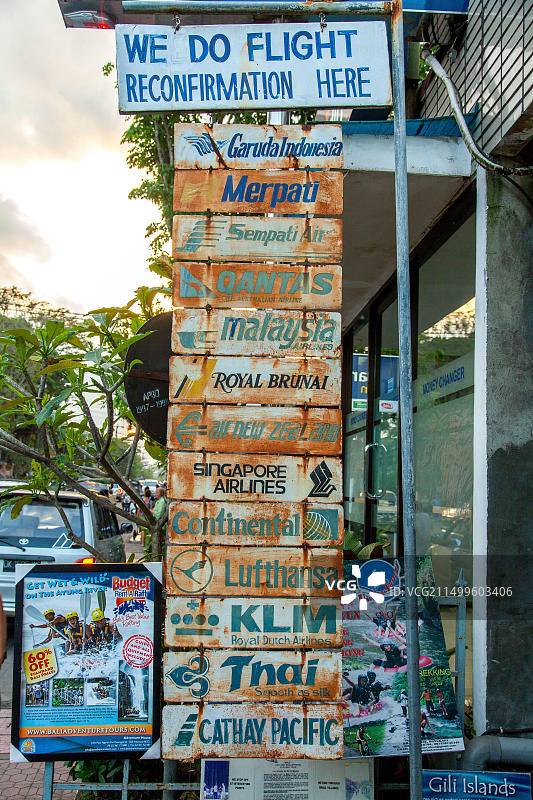 旅行社道路指示牌：航班确认，包括印尼鹰航、马来西亚航空等图片素材