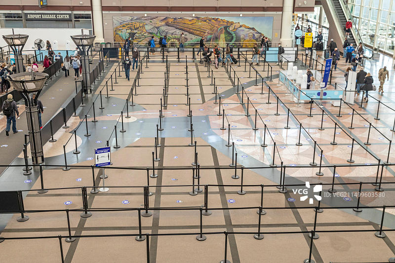 科罗拉多州丹佛：丹佛国际机场空旷的安检区图片素材