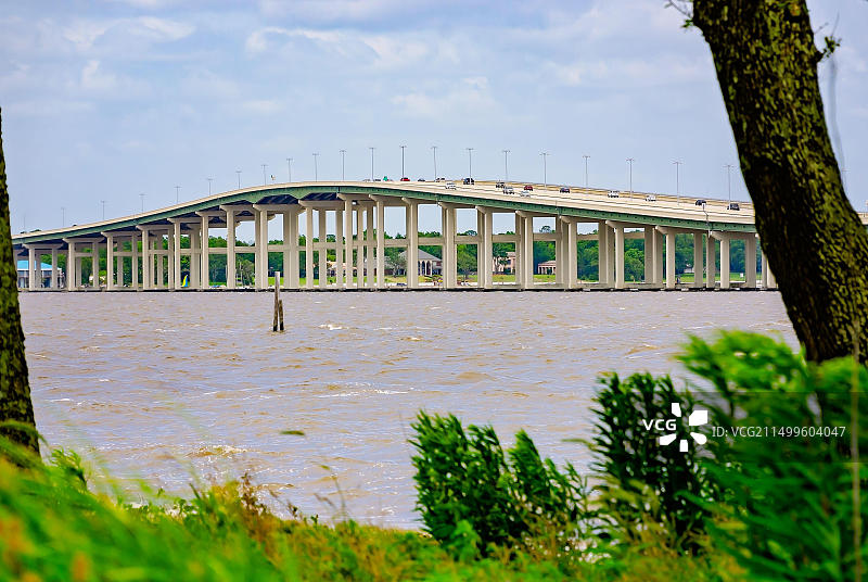 2021年5月22日，密西西比州比洛克西，汽车驶过比洛克西海湾大桥。比洛克西湾大桥承载着美国90号公路在比洛克西湾上空的交通。图片素材