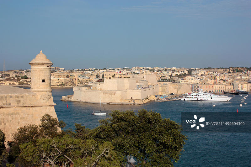 马耳他瓦莱塔大港：历史悠久的地中海旅游目的地图片素材