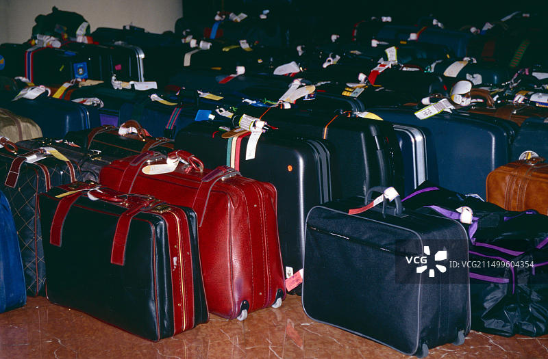 旅行生活方式：中转中的行李箱图片素材