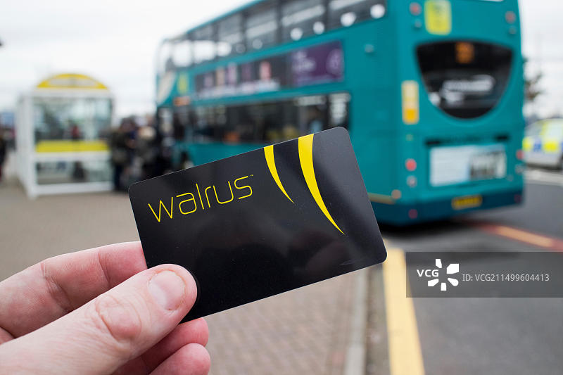 公交车站的智能交通卡图片素材