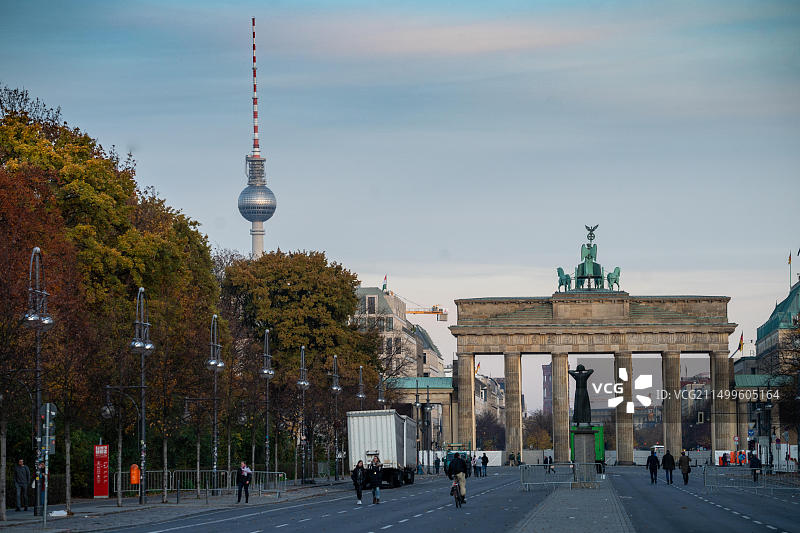 柏林电视塔（左）和勃兰登堡门图片素材