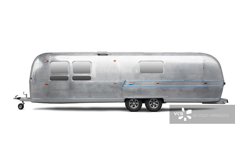 白色背景上的银色旅行拖车（含裁剪路径）图片素材