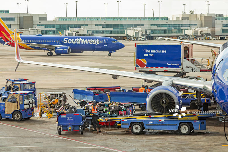 科罗拉多州丹佛市：西南航空公司飞机抵达丹佛国际机场后，地面工作人员为其提供服务图片素材