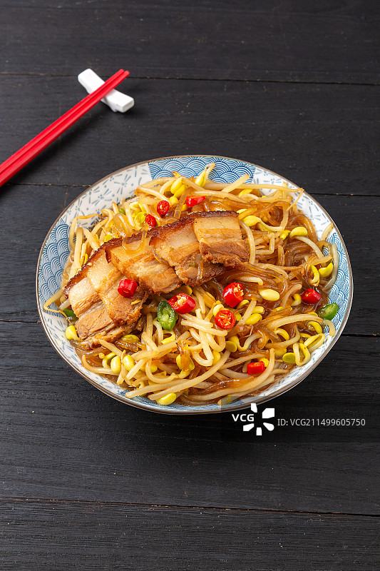 黄豆芽猪肉炖粉条 五花肉炖粉图片素材