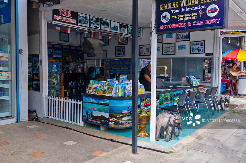 泰国考拉主干道Phet Kasem路上的旅行社和租赁商店图片素材