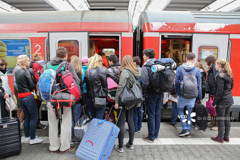 在欧洲乘坐火车的德国游客的行李背包图片素材