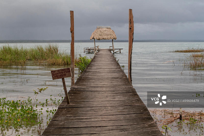 危地马拉弗洛雷斯彼得扎湖黄昏景色图片素材