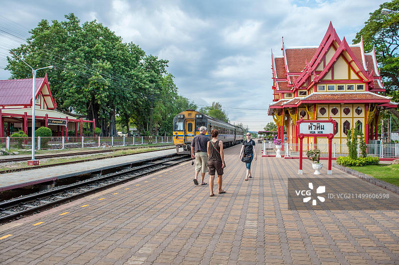 列车驶离标志性的华欣火车站和皇家凉亭，华欣是泰国最受欢迎的旅游目的地之一图片素材