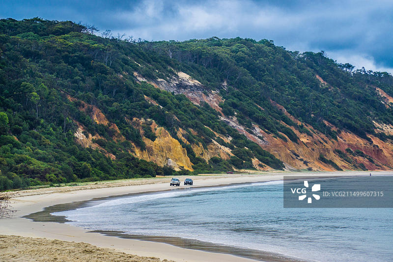 在彩虹海滩的沙丘悬崖上进行四轮驱动旅行图片素材