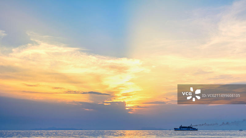 日落时分的海上游船图片素材