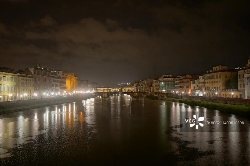 意大利佛罗伦萨阿诺河的夜景图片素材