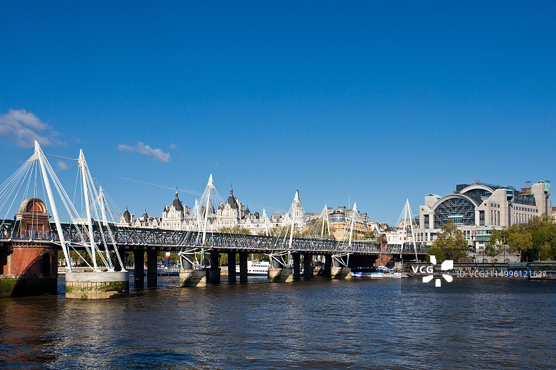 英国伦敦，横跨查令十字的亨格福德桥图片素材