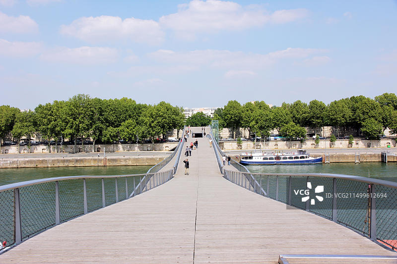 法国塞纳河西蒙娜·德·波伏娃人行桥图片素材