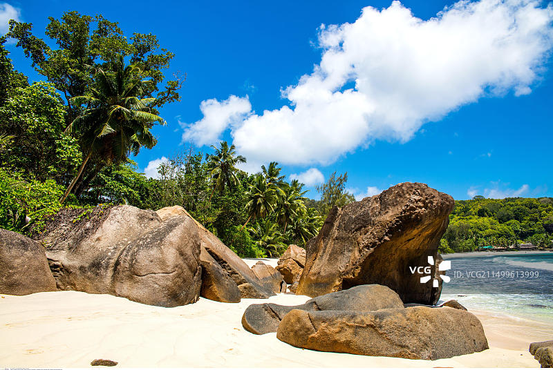 塞舌尔马埃岛塔卡马卡海滩花岗岩岩石风光图片素材