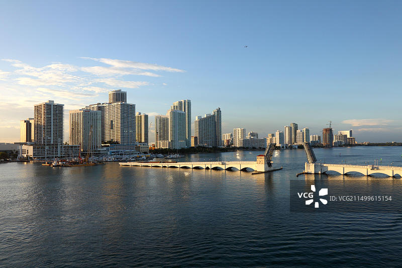 美国佛罗里达州迈阿密：威尼斯堤道的升降桥图片素材