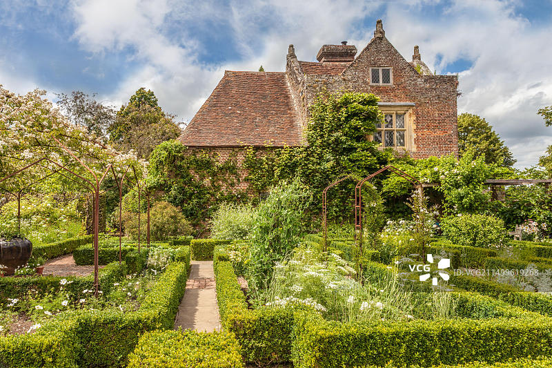 英国肯特郡克兰布鲁克锡辛赫斯特城堡花园图片素材