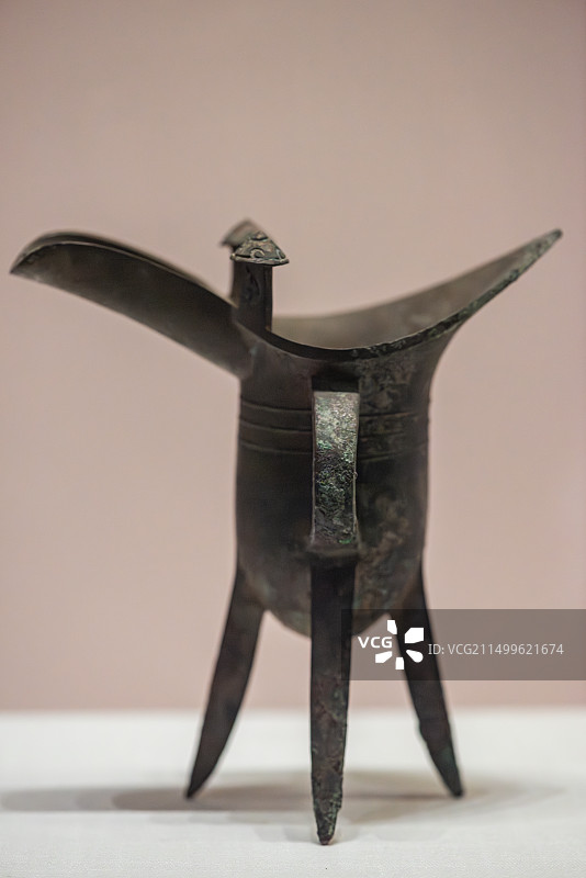 吴文化博物馆新九州特展展出的定州博物馆馆藏文物商代弦纹圜底铜爵图片素材