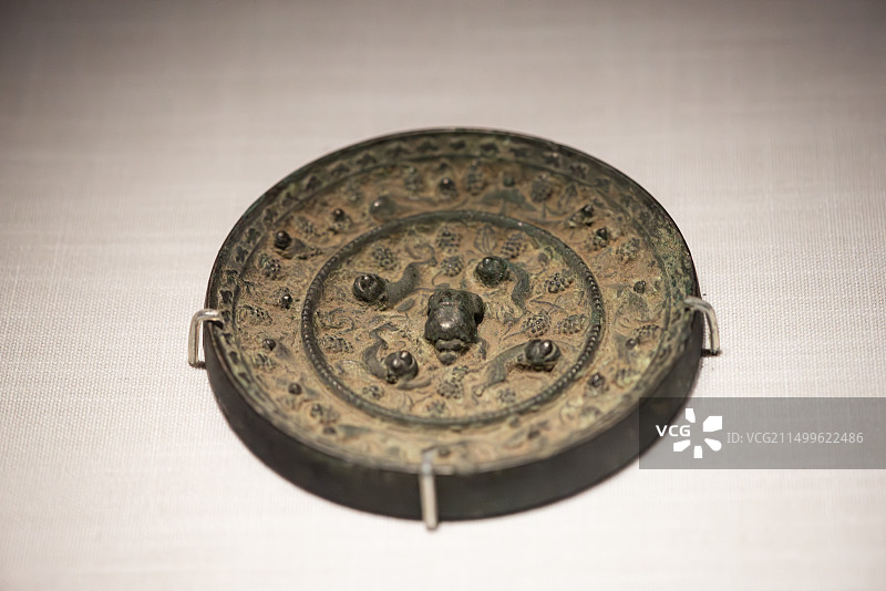 吴文化博物馆新九州特展展出的定州博物馆馆藏文物唐代瑞兽葡萄镜图片素材