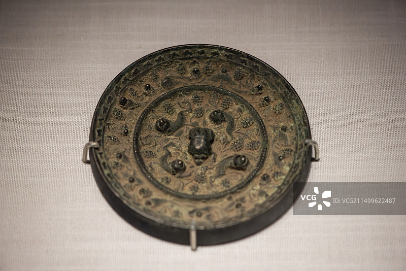 吴文化博物馆新九州特展展出的定州博物馆馆藏文物唐代瑞兽葡萄镜图片素材